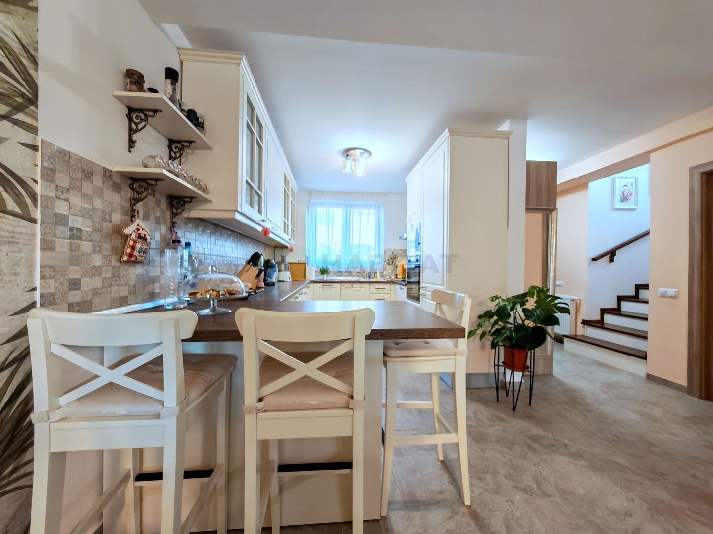 Prima inchiriere, vila cocheta, cu accente exotice - Poză 17