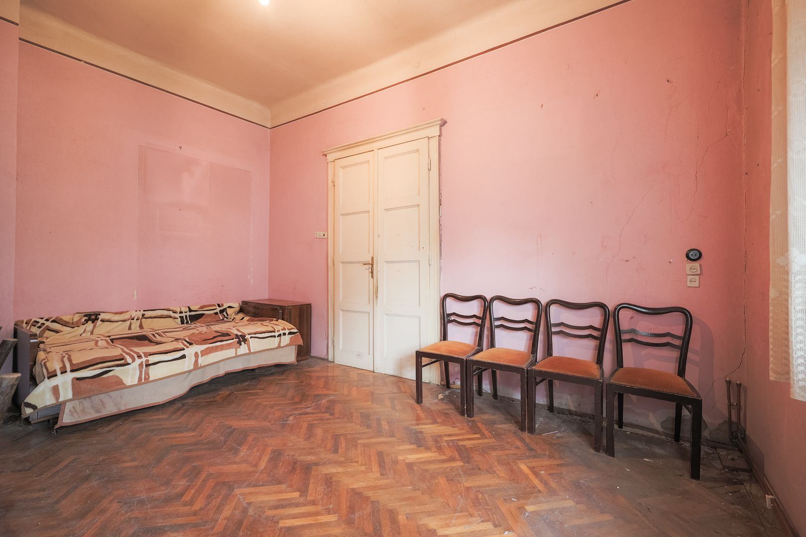 VILĂ INTERBELICĂ CU TEREN GENEROS ȘI SPAȚIU COMERCIAL . VÂRFUL CU DOR - Poză 7