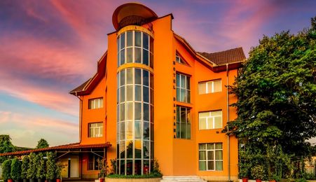 Oportunitate de Investiție: Complex Hotelier cu Saloane de Evenimente