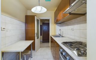 Apartament cu 3 camere, etaj intermediar - Poză 2