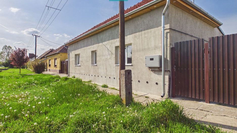 Casă renovată 4 camere si 1452 mp teren în Bătania - Poză 2