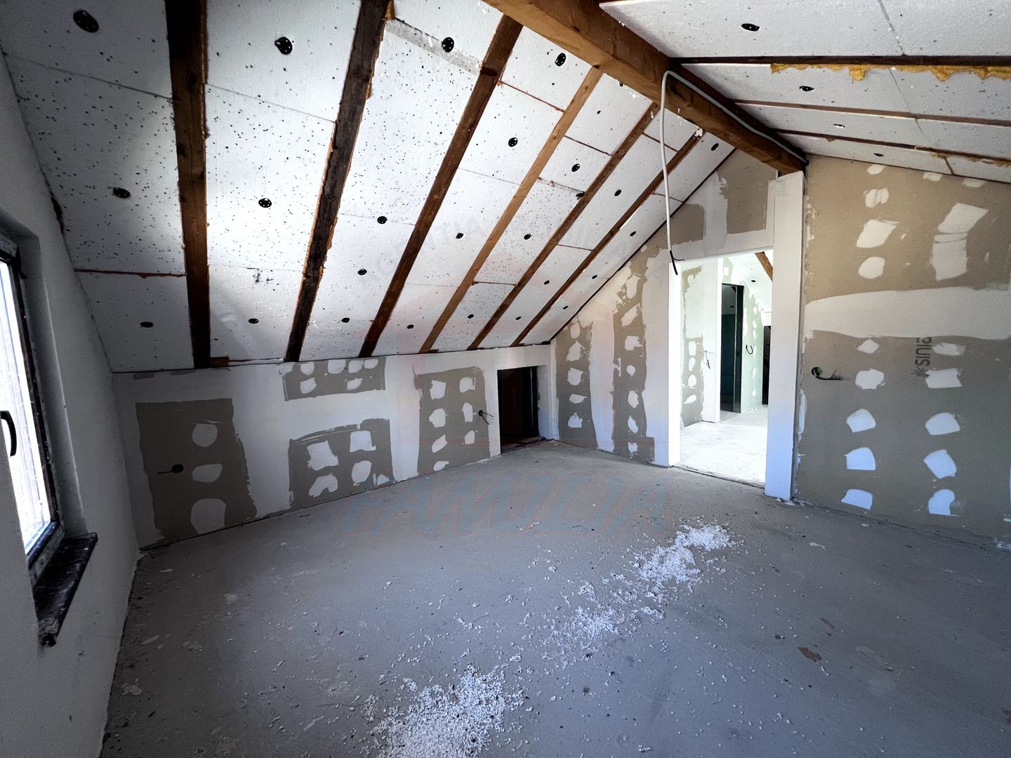 Vanzare casa P+M in Sendreni( in spatele Primariei), pret 99 000 euro - Poză 14