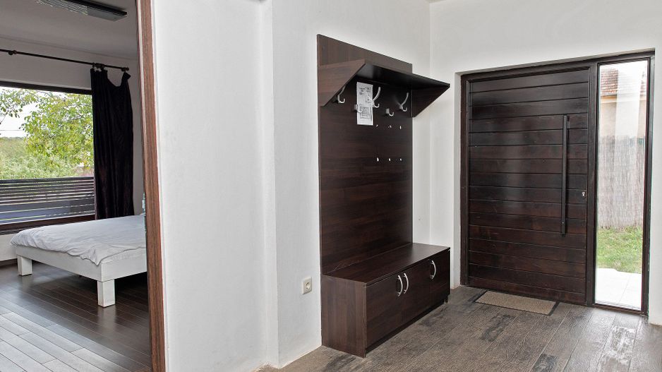 Vilă cu 5 dormitoare, 4 băi, 2 248mp teren, piscină. Preț: 229 000 Eur - Poză 31