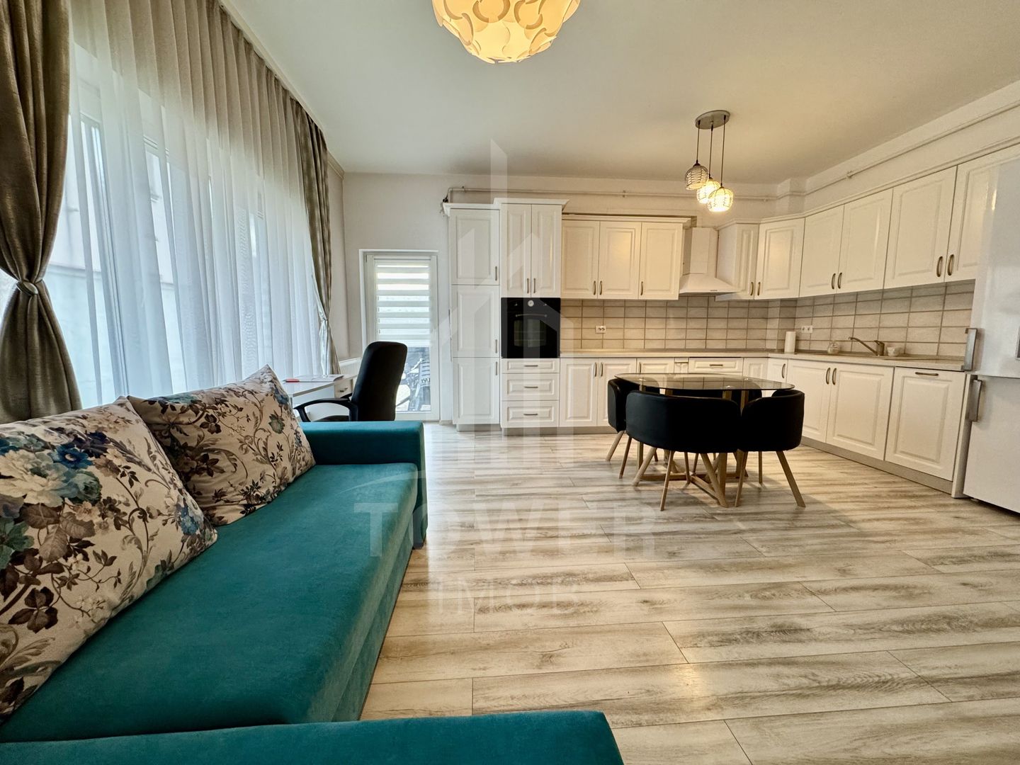 De inchiriat Apartament modern 3 camere cu curte privată şi parcare - Poză 12