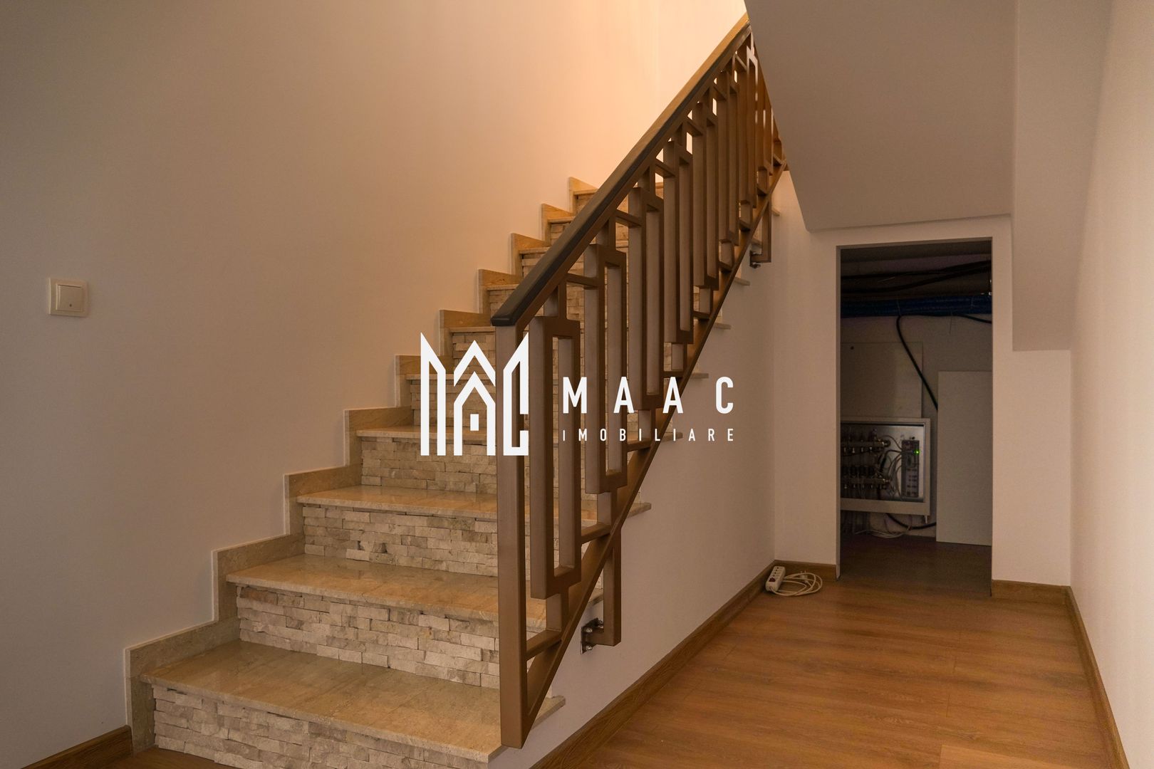 Casa Individuala de LUX | 7 camere | Selimbar - Poză 15