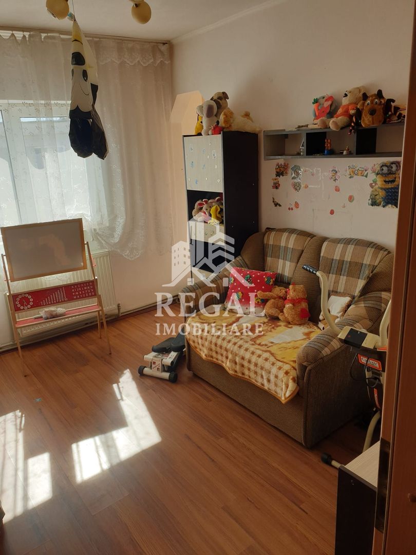 Apartament cu 3 camere de vânzare. Zona Micro 5 - Poză 7