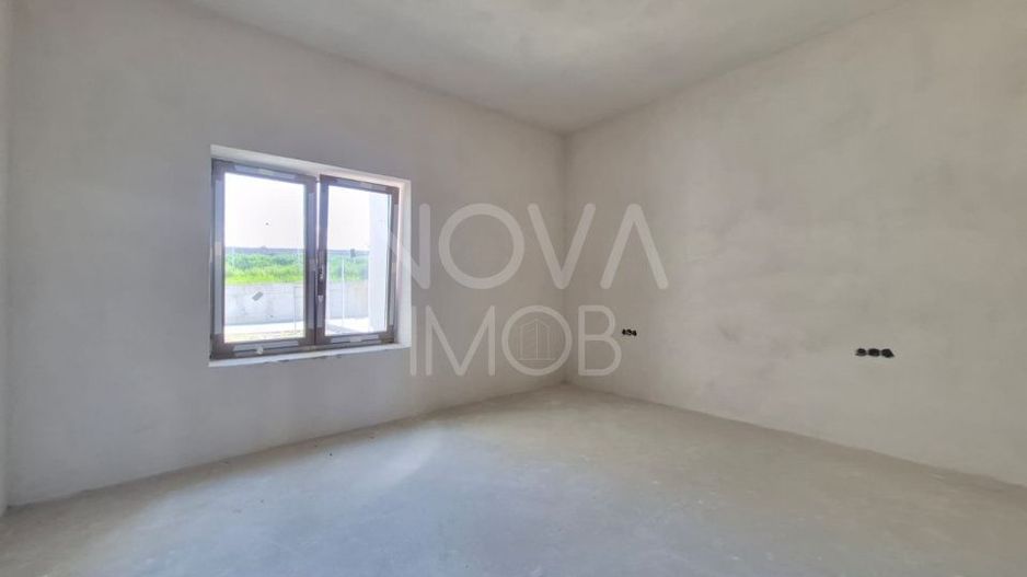 Casa generoasa cu 5 camere, 2 bai, dressing si parcare – Sura Mica - Poză 12