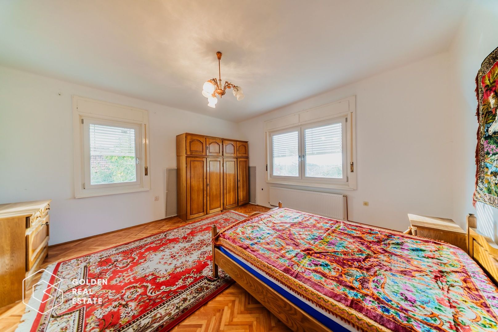 Vila superba, P+E,  Cuvin, 9 camere, 200 mp si teren 1300 mp plus anexa 3 camere - Poză 14