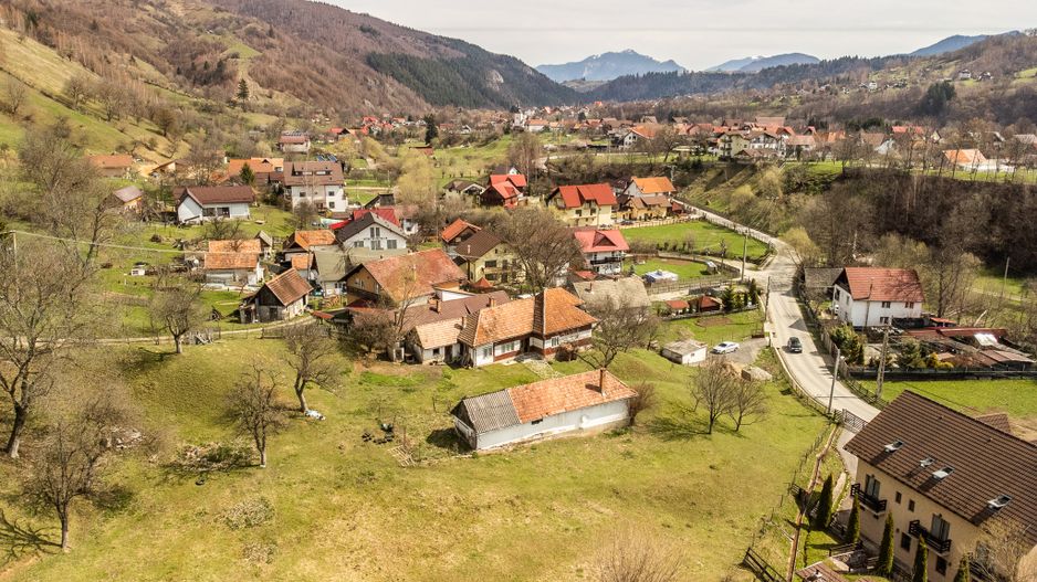 Domeniu de 6.500 mp teren+casa parinteasca,in magia Bucegilor,Moieciu, Brasov. - Poză 9