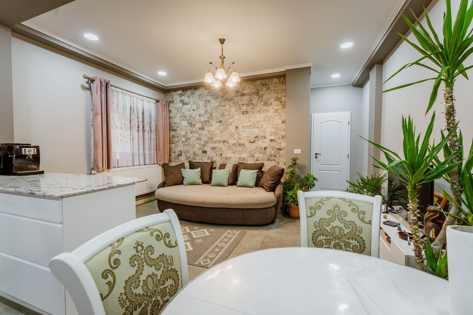 Apartament la curte cu intrare separată - Poză 3