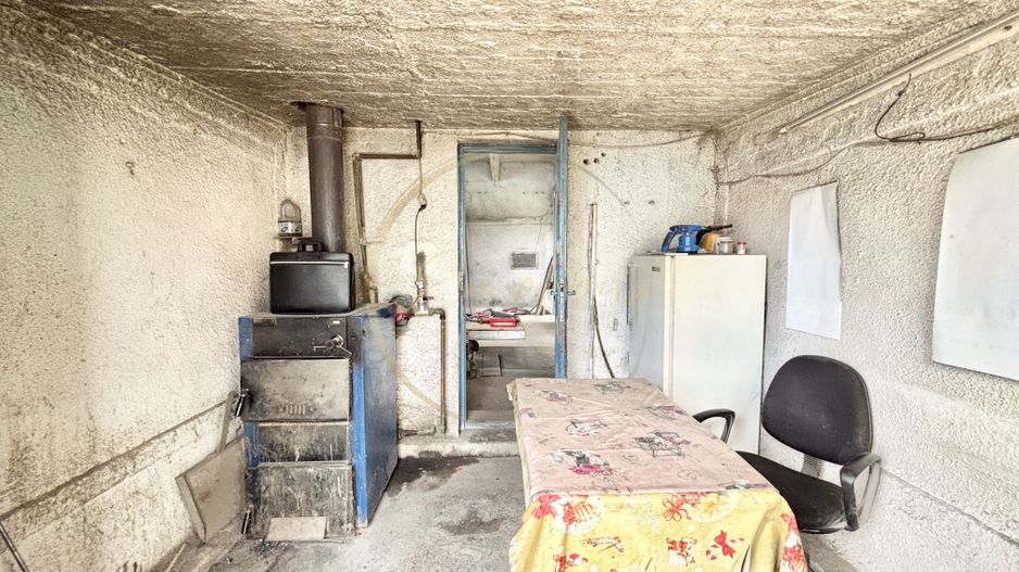 Proprietate industrială versatilă – Teren 687 mp cu 4 hale și birouri - Ronat - Poză 12