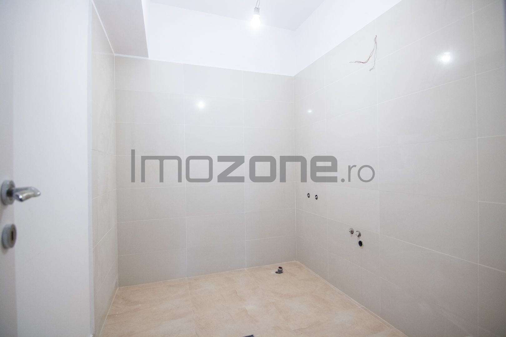 Ansamblul Primavara, 2 camere, decomandat, 74mp, finisat modern si centrala noua - Poză 9