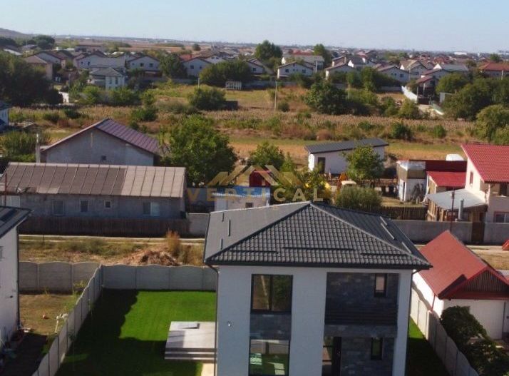 Vila in centrul comunei Berceni - Poză 3