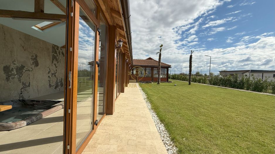 Vila de vanzare in APA-NORD  cu 2 Piscine/Zona de Relaxare/Acces lac - Poză 3