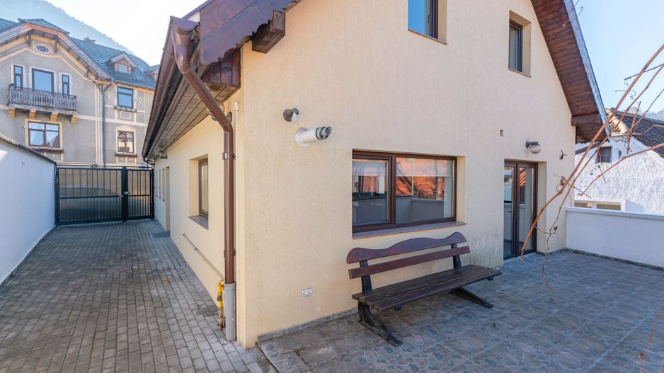 Casă modernă cu garaj și 4 dormitoare, aproape de Piața Sfatului - Poză 26