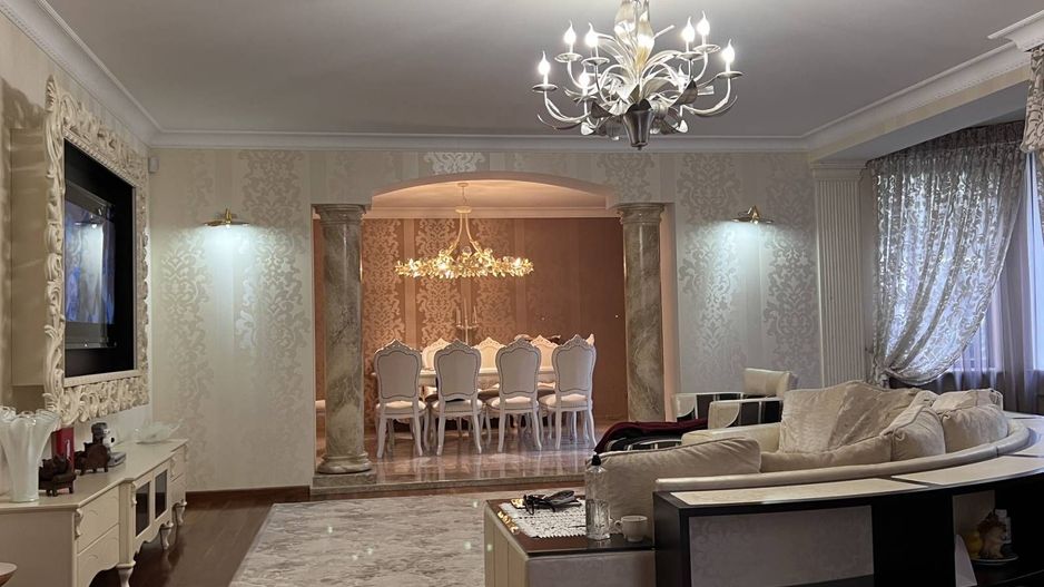 Casă de lux în Chișinău, de vânzare. Pe teren de 10,4 Ari. Telecentru. - Poză 4