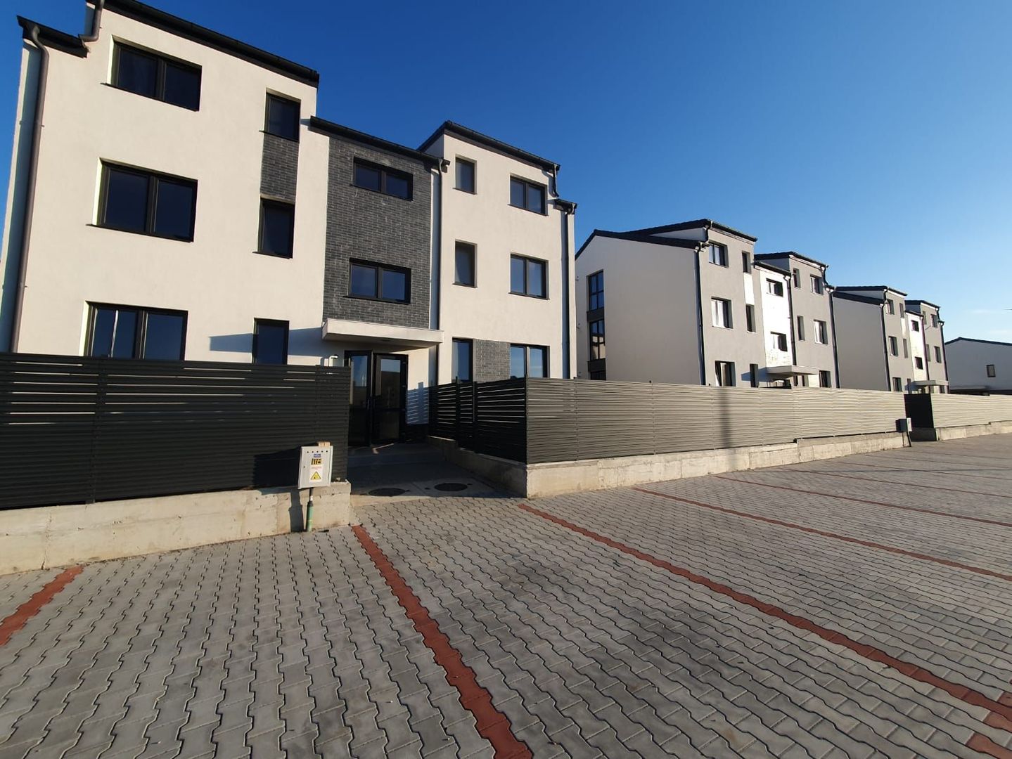 Locuință modernă, 2 camere decomandate, bloc tip vilă, Sânpetru - Poză 19