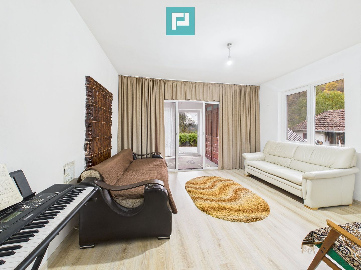 Casă renovată în localitatea Lazuri, Arad - Poză 1