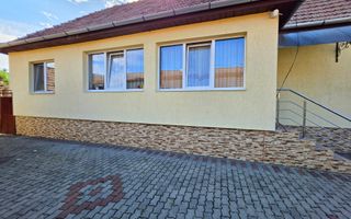Casa cu 2 camere + anexe, toate utilitatile, 295 mp teren, zona Centru - Poză 2