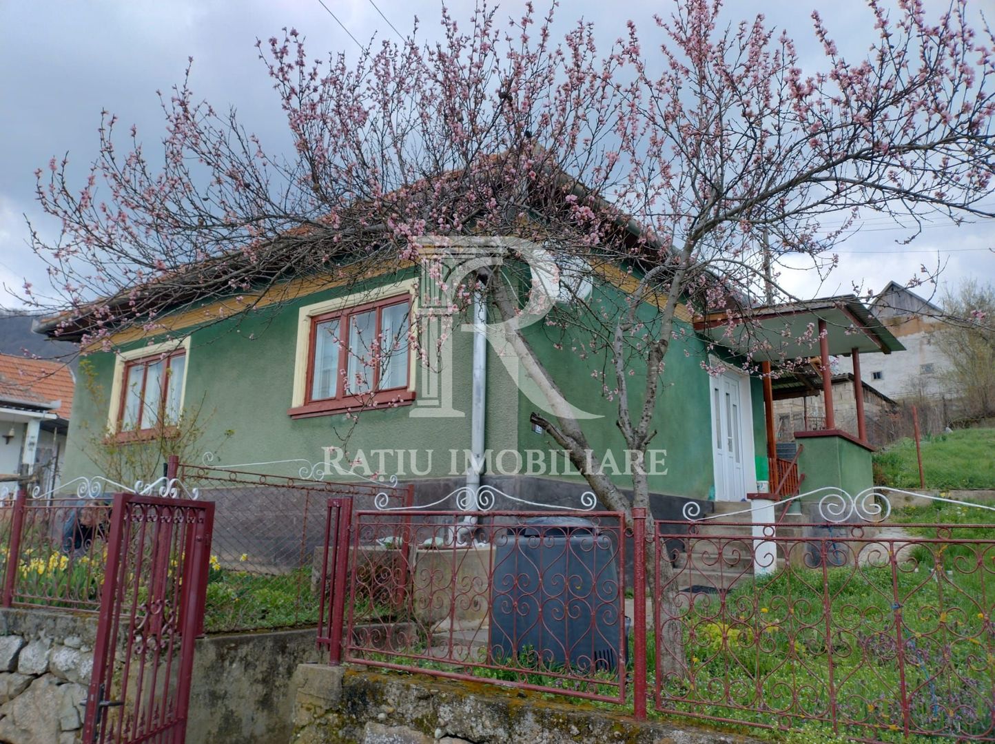 Casă din cărămidă | Teren 800 mp | Anexe tradiționale | Magura-Toplita - Poză 1