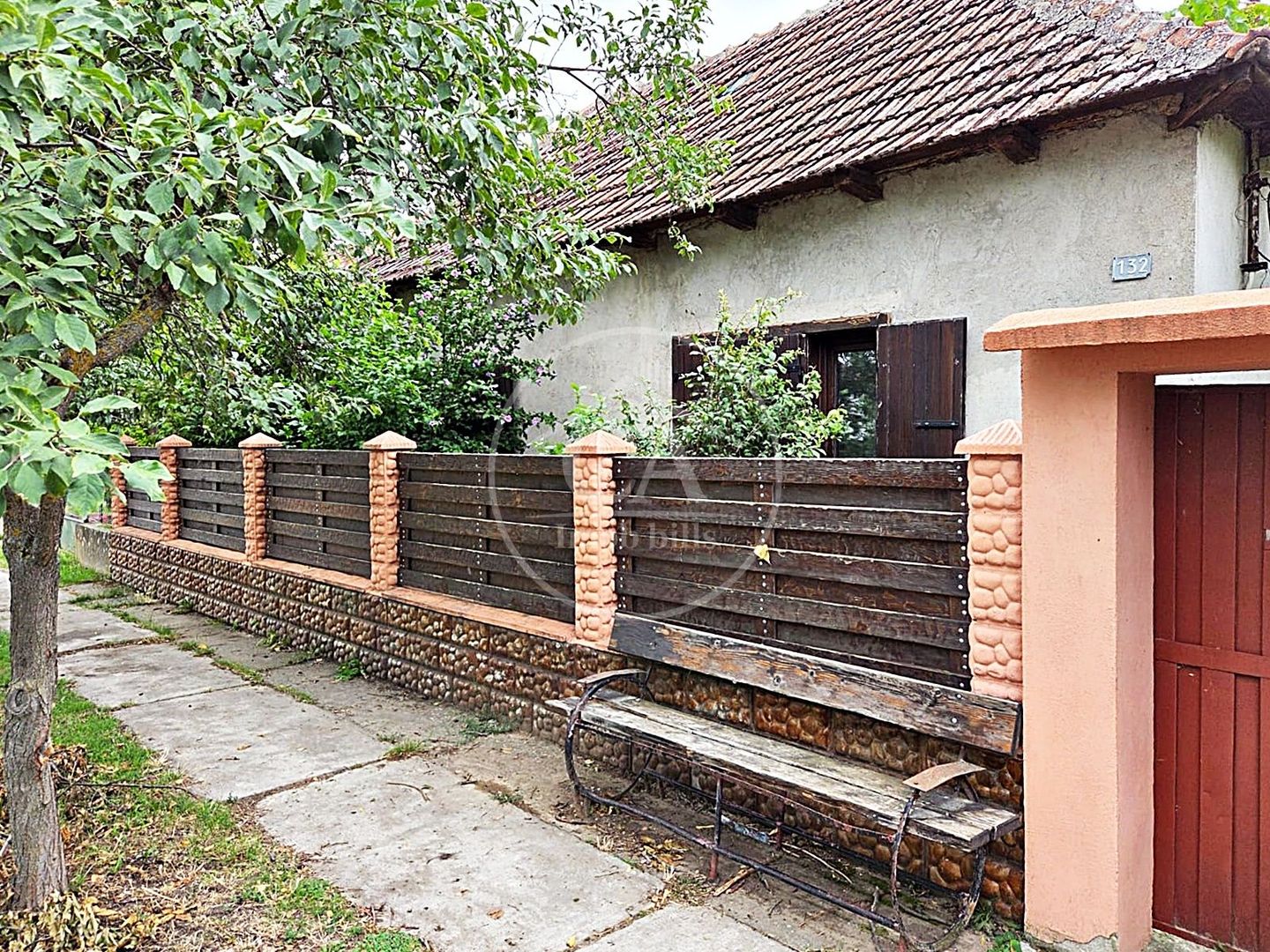 Casa de vanzare cu 4 camere si teren de 1520 in satul Batar, Bihor - Poză 2