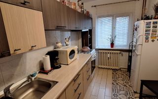 Apartament etaj 3/8 decomandat zona 1 Mai-Sara de vanzare - Poză 3