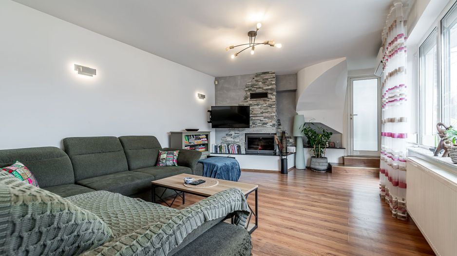Casă cu 5 camere în Aradul Nou - locul unde linistea devine acasă - Poză 2