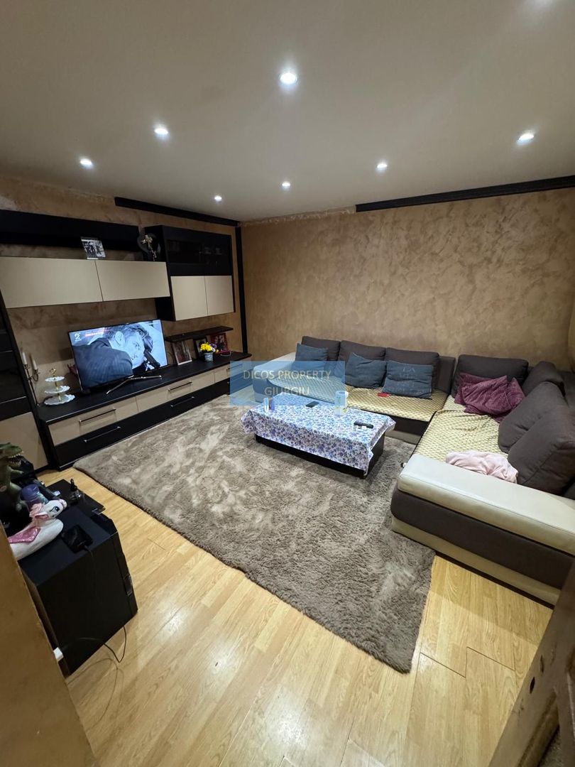 Casă P+M pe strada Tineretului - Poză 1