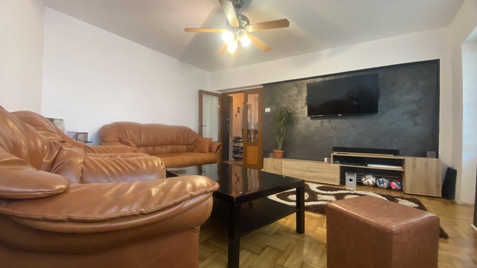 Compartimentare decomandata! Vanzare apartament cu 3 camere-Micro 11 - Poză 3