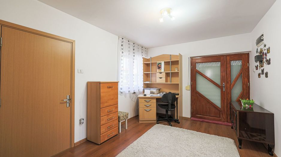 Preț redus! Casă în localitatea Turnu - Poză 4