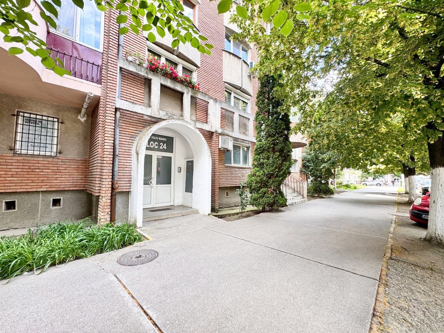 REZERVAT! Apartament decomandat, etaj 1 cu balcon, Calea Iuliu Maniu. - Poză 1