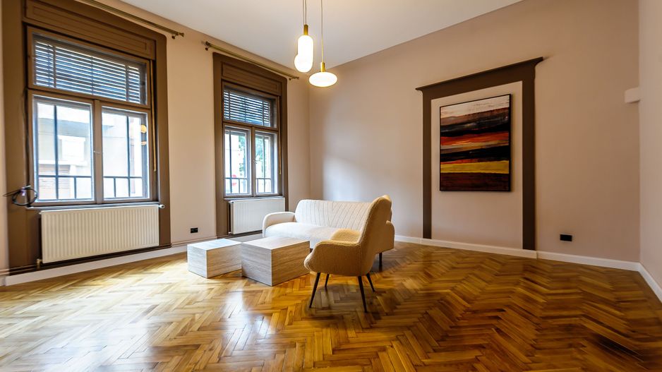 Apartament ULTRACENTRAL cu 3 camere, la cheie, renovat recent - Poză 3
