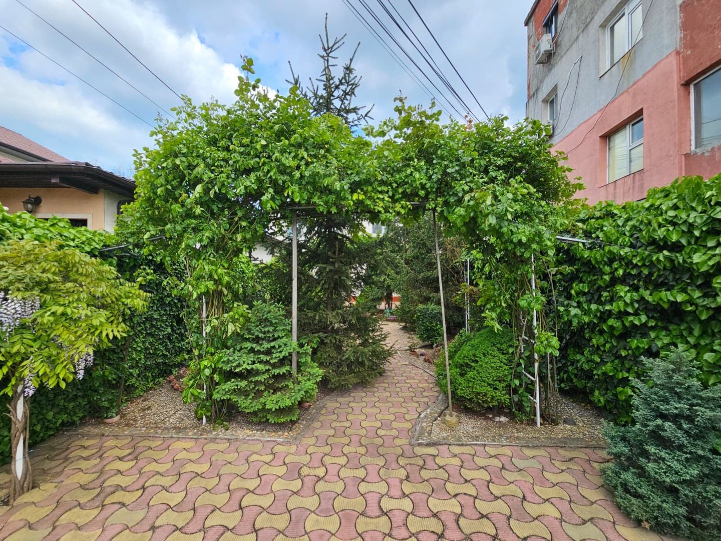 De vanzare-Vila spatioasa cu gradina si foisor-oaza de liniste - Poză 15