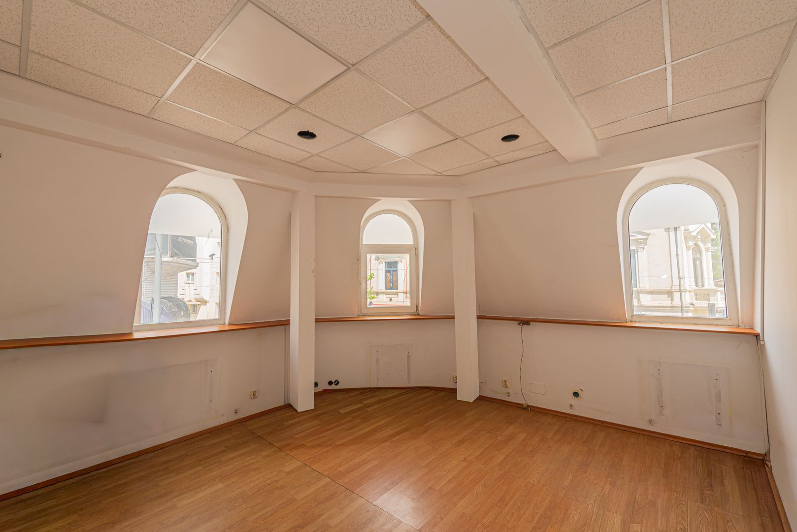 Spatiu comercial de inchiriat, 9 camere, 3 bai, Universitate, 120mp - Poză 3