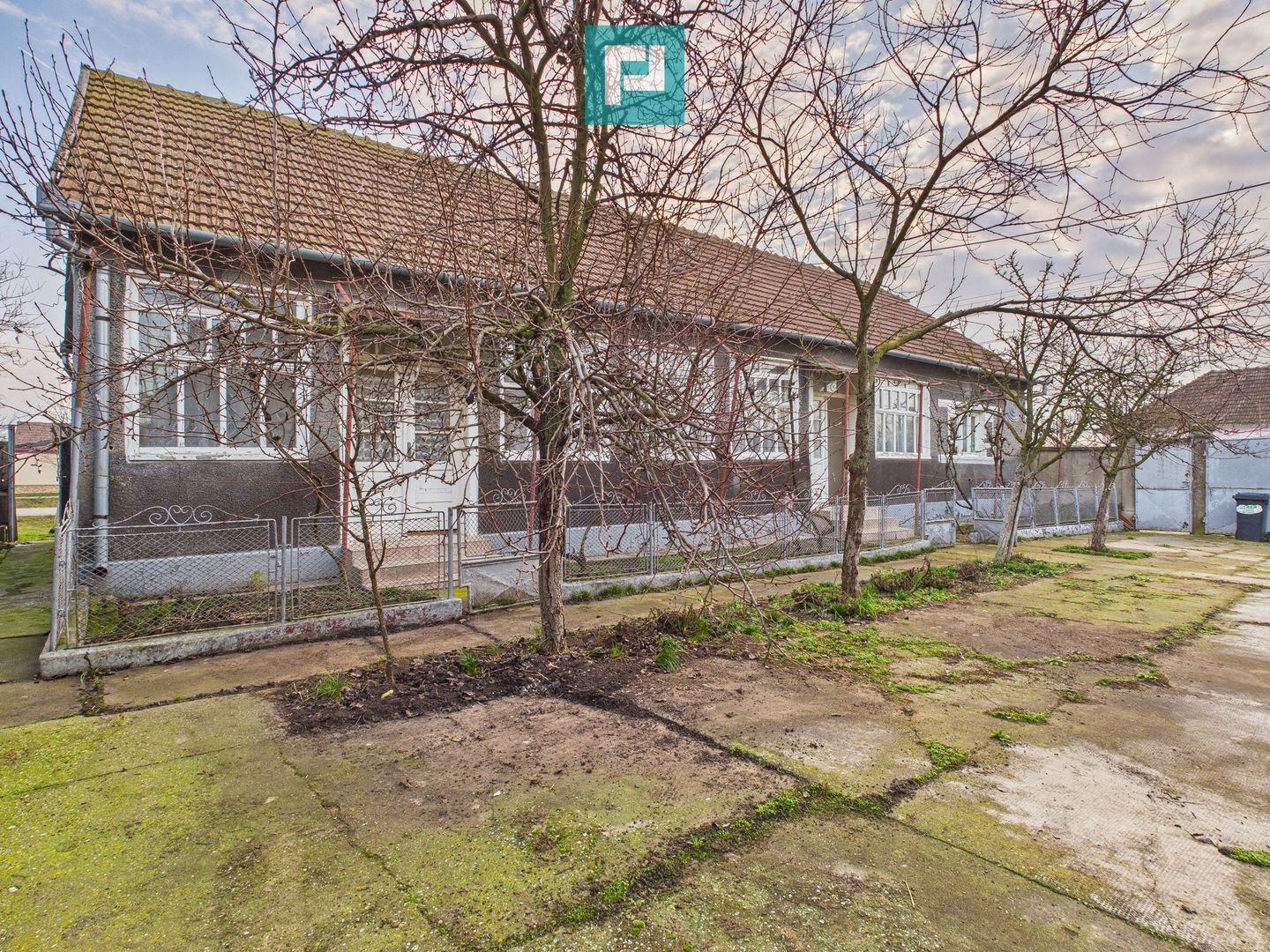 Proprietate cu 3 case din văiugă și teren în Nadab - Poză 7