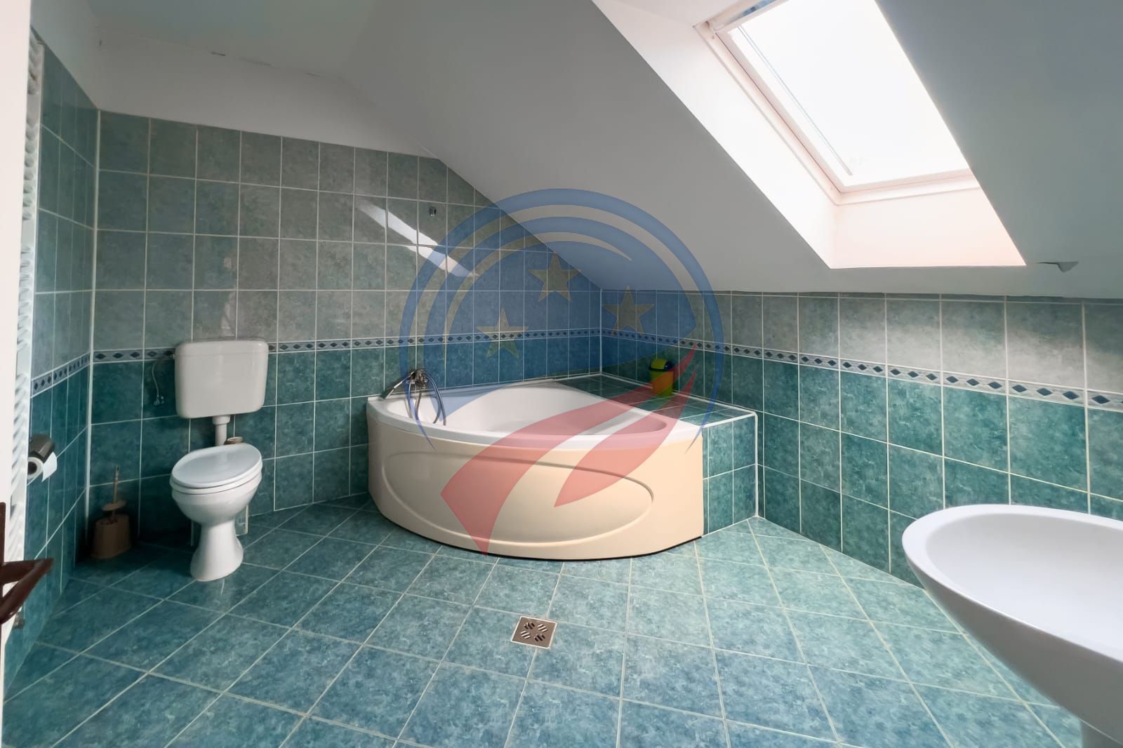 Vila superba cu cinci camere zona centrala - Poză 29