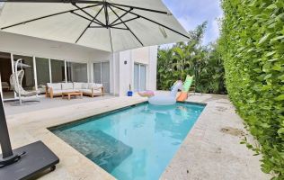 Vilă modernă de lux cu piscină privată