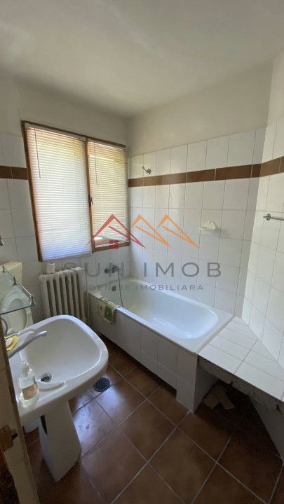 Vila de vanzare, teren 3100 mp, 7 camere, 6 grupuri sanitare, 3 CT, an 1997 - Poză 46