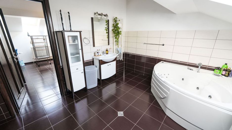 Vila moderna S+P+M, piscina acoperita, sauna, sala fitness-zona Ford/Cassia Park - Poză 9