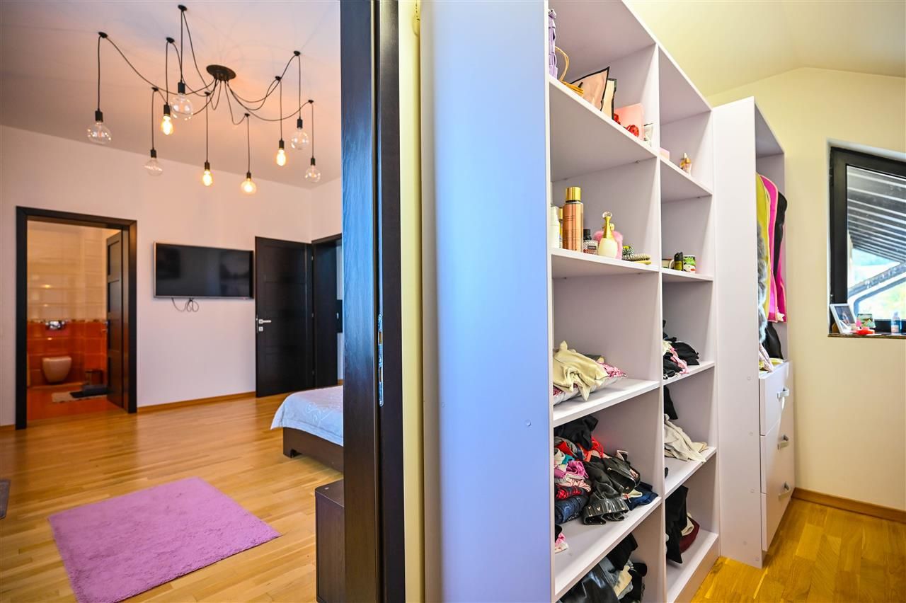 Somptuozitate in stil modern, 2 garaje, 3 terase, totul pe 1.000 mp teren - Poză 40