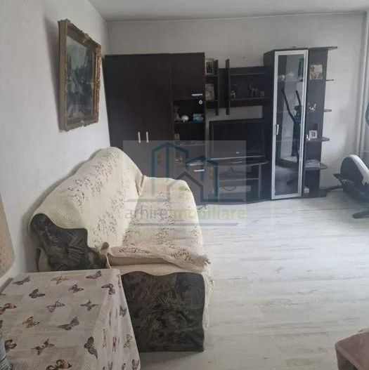 Apartament 3 camere, decomandat , etajul 1/10 - Poză 1