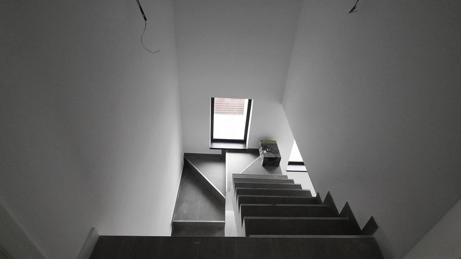 Duplex la cheie despartit prin garaj - Poză 10