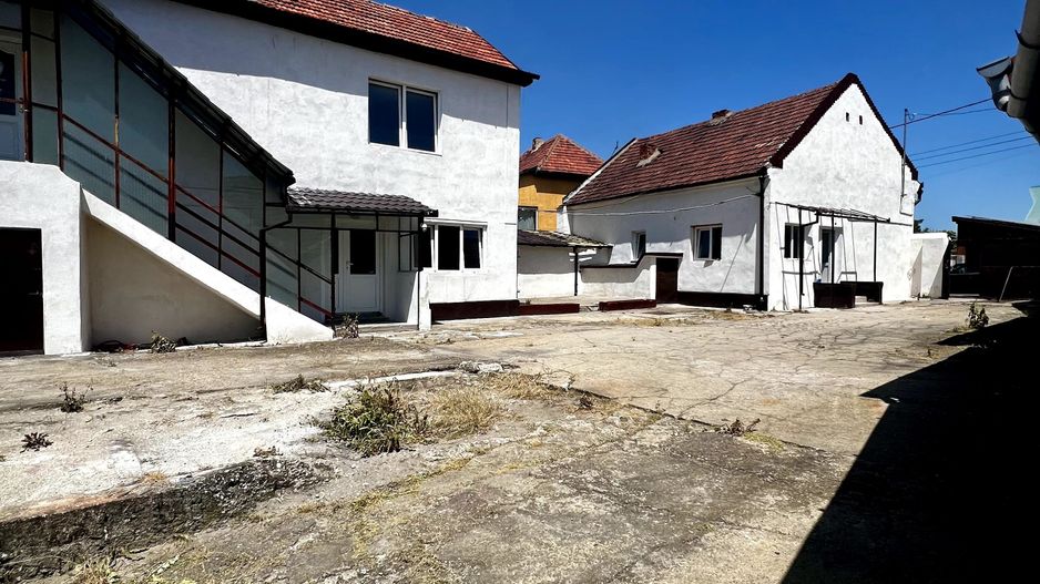 Casa in Oradea 1200 mp teren 400 mp cladiri - Poză 1
