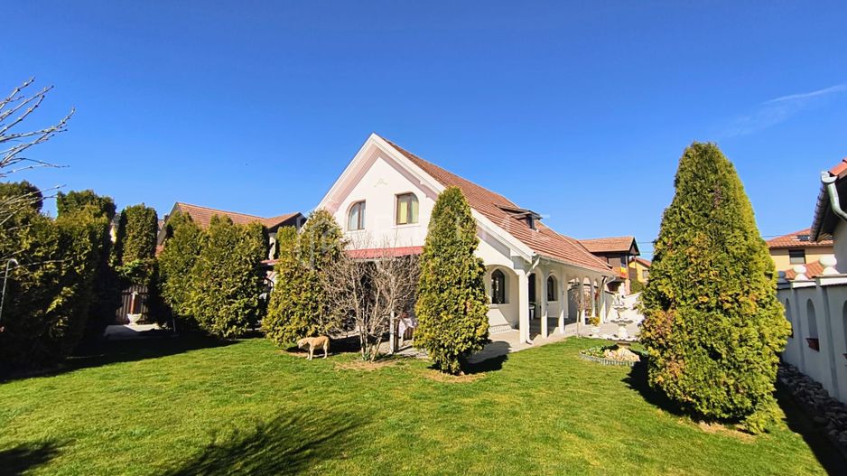 Casa perfectă pentru familie – curte, foișor cu grătar și garaj triplu - Poză 3