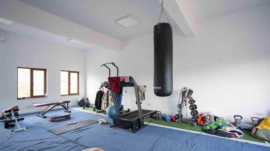 Baza de tenis si constructie moderna - Poză 10