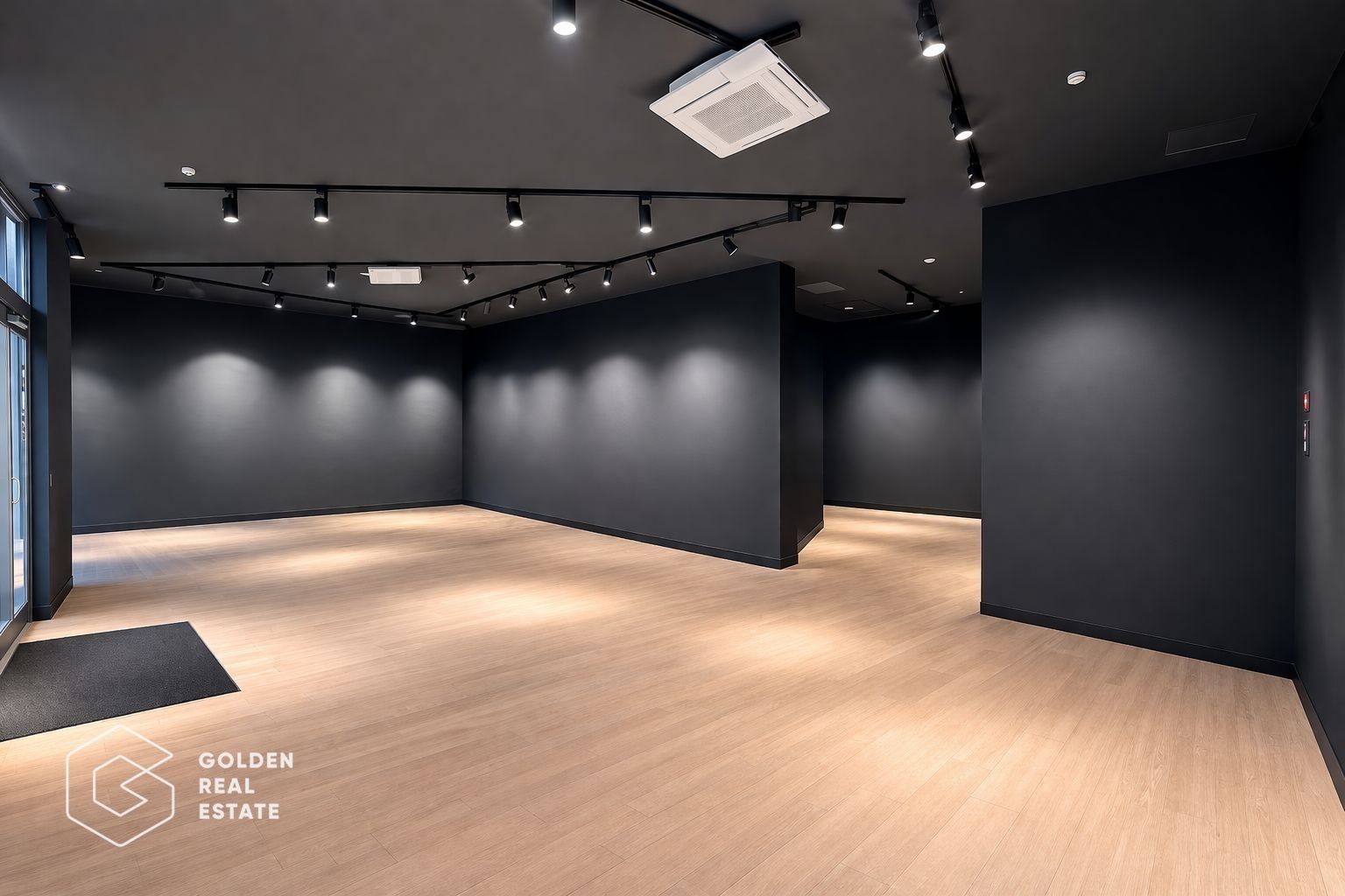 Oportunitate!Spatiu comercial central, 160mp, 5 camere, centrala proprie,parcare - Poză 1