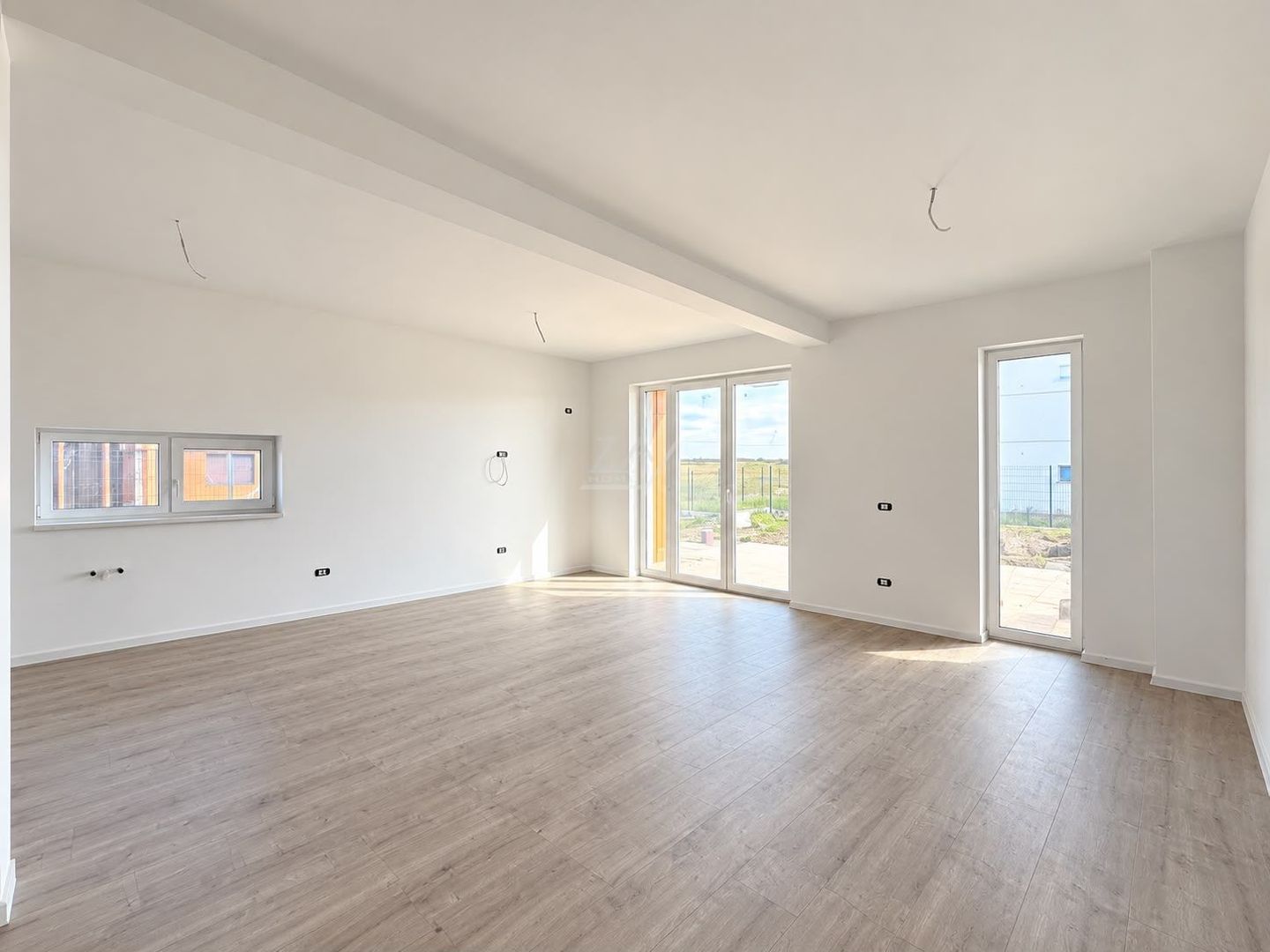 COMISION 0! Duplex finalizat cu 5 camere si 3 bai. Panouri solare. - Poză 1