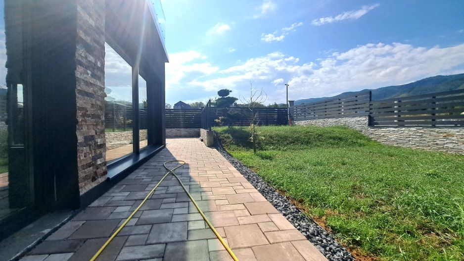 Casa cu piscina interioara si priveliste catre Cetatea Cisnadioarei - Poză 3