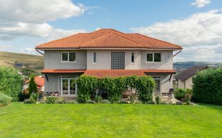 Proprietate spectaculoasă în Câmpenești de vanzare - Poză 1