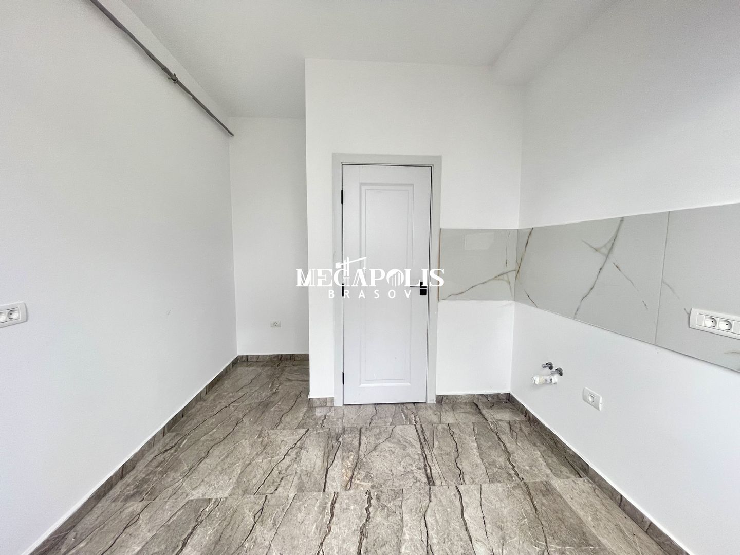 2 camere | Curte 347 mp | Decomandat | Parcare - Poză 9